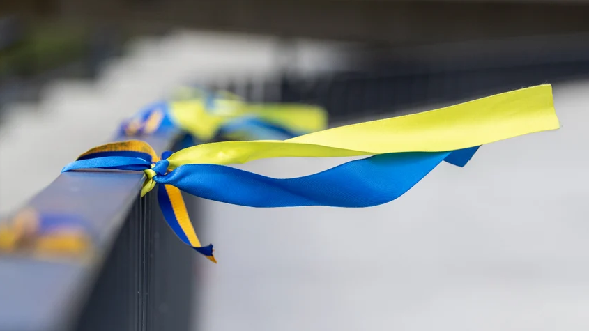  Ukraine ribbons. (Serhii Ivashchuk/Getty Images) 